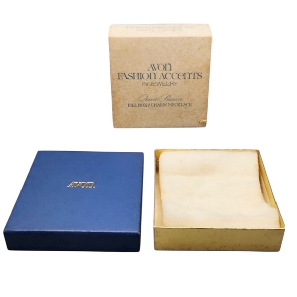 Vintage Avon 1974 Queen's Ransom Pill Box Treasure Chest Charm Necklace - Picture 5 of 6